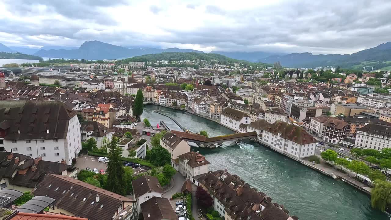 瑞士卢塞恩历史古城中心的俯视图视频下载