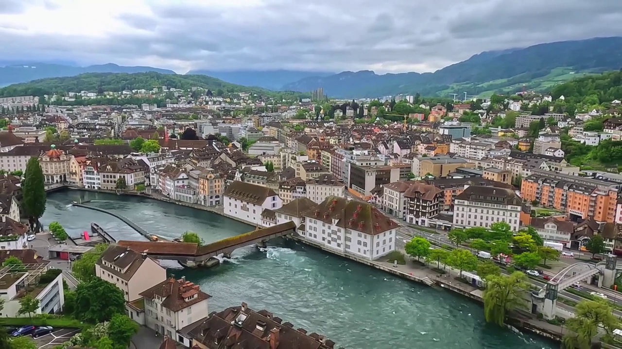 瑞士卢塞恩历史古城中心的俯视图视频下载