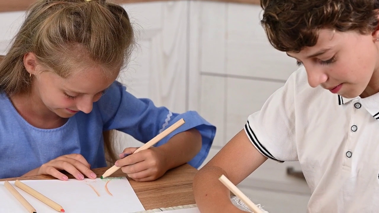 男孩和女孩用彩色铅笔画画视频下载