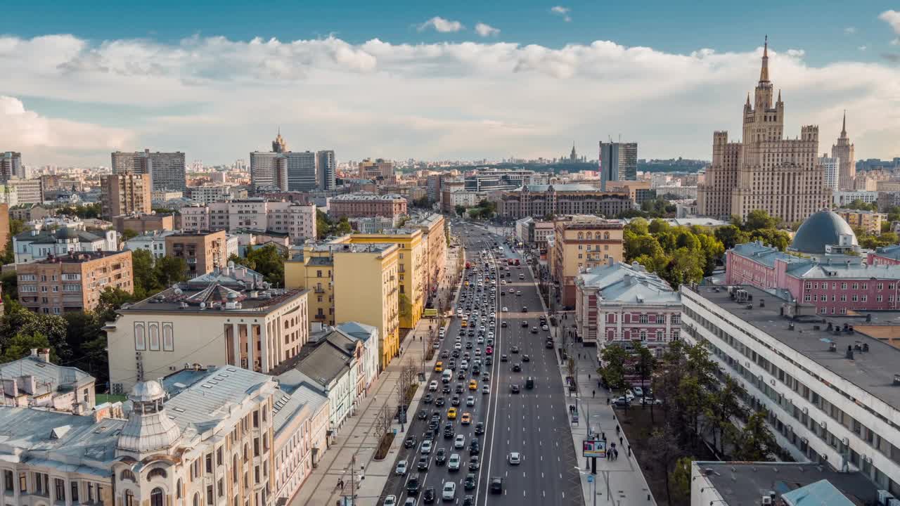 现代莫斯科城市道路的鸟瞰图视频下载