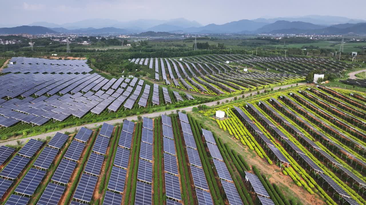 太阳能发电站鸟瞰图视频素材