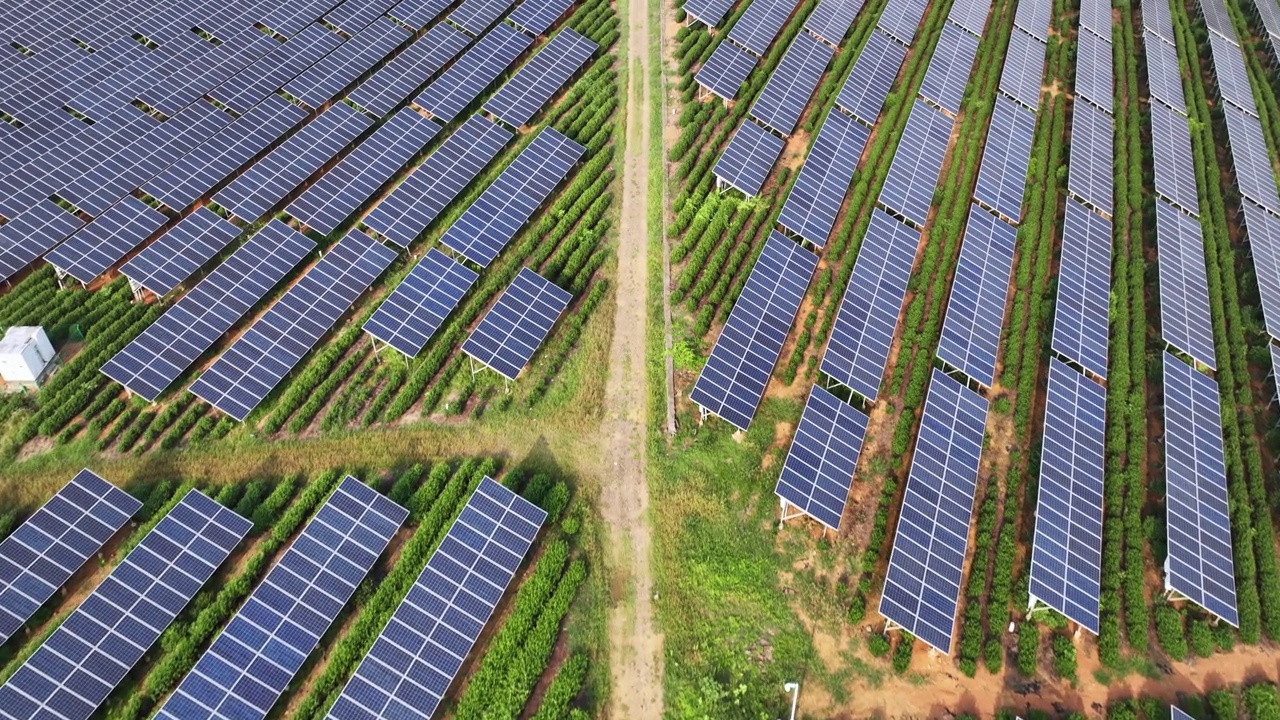 太阳能发电站鸟瞰图视频素材