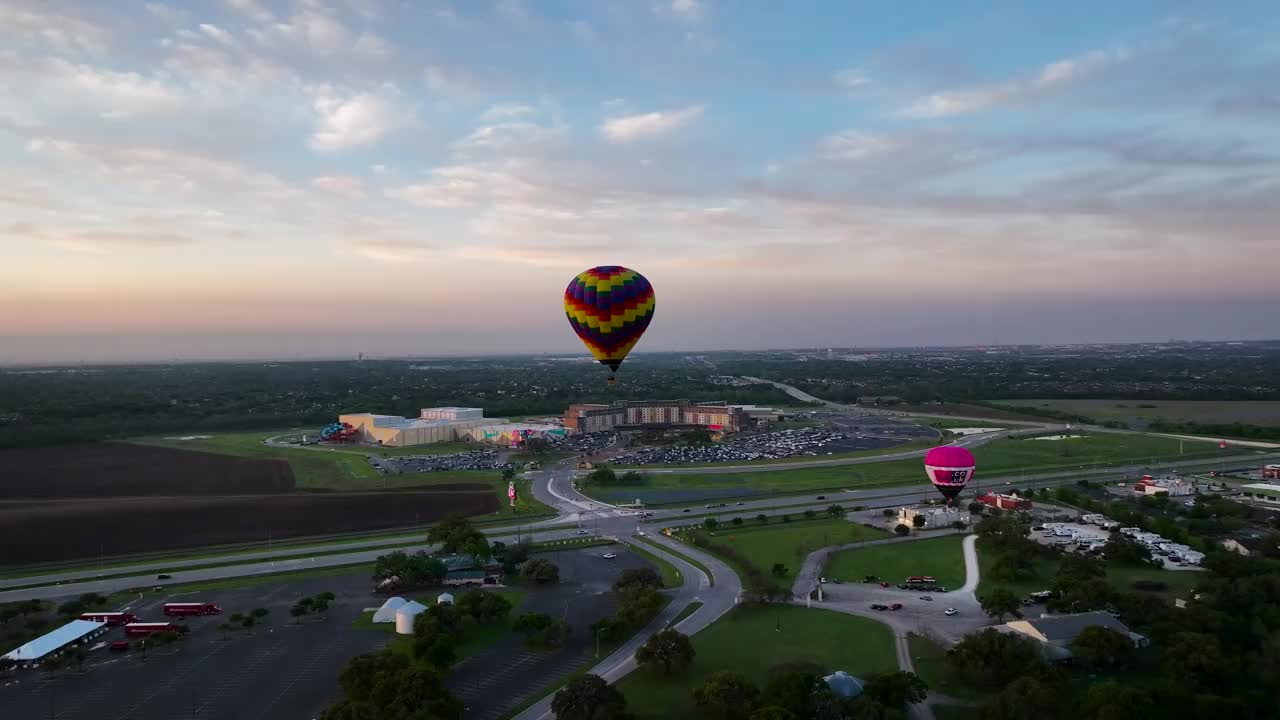 日出时的彩色热气球视频素材