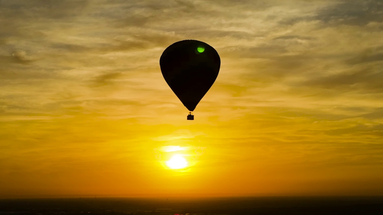 乘坐热气球的黄金时间日出视频下载