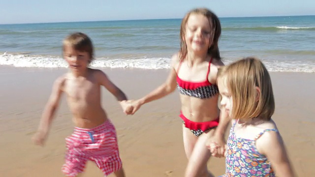 三个孩子从海里跑出来视频下载