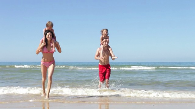 家人一起享受海滩假日视频素材