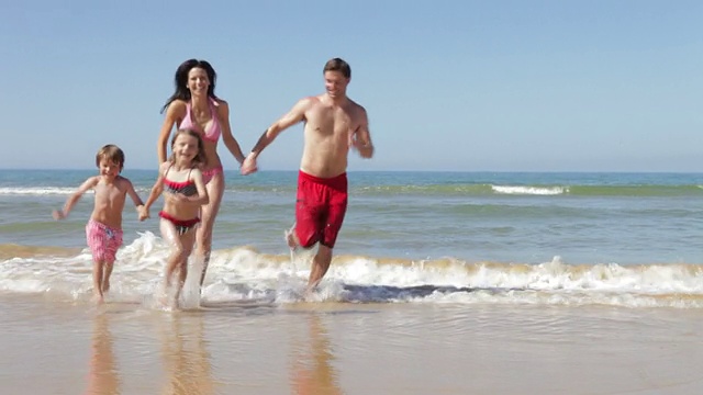 家人一起享受海滩假日视频素材