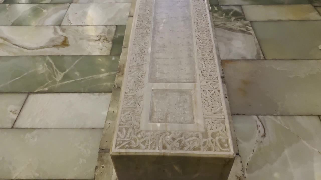 乌兹别克斯坦，撒马尔罕，历史悠久的古尔阿米尔陵墓的内部景观。视频素材