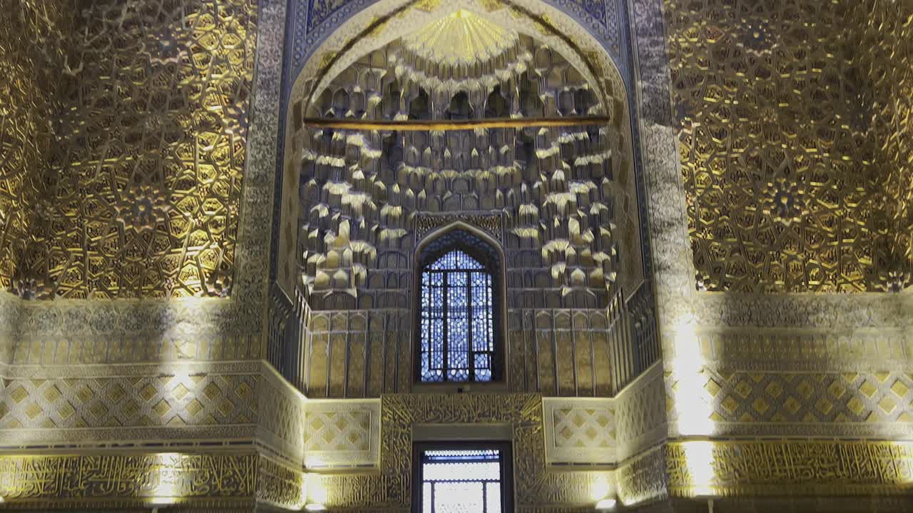 乌兹别克斯坦，撒马尔罕，历史悠久的古尔阿米尔陵墓的内部景观。视频素材