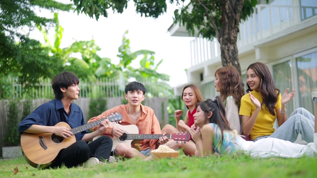 4K亚洲年轻人在自家后院庆祝节日派对。视频下载