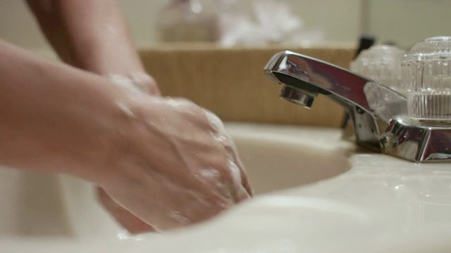妇女在节约用水的同时洗手视频下载