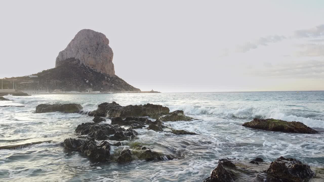 日出在地中海旁边的伊法奇岩石在西班牙calpe。视频下载