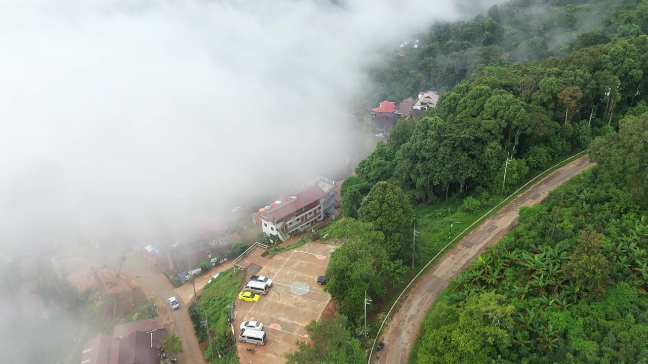 鸟瞰图:泰国清莱省著名的雾蒙蒙的班Pha Hee。视频下载