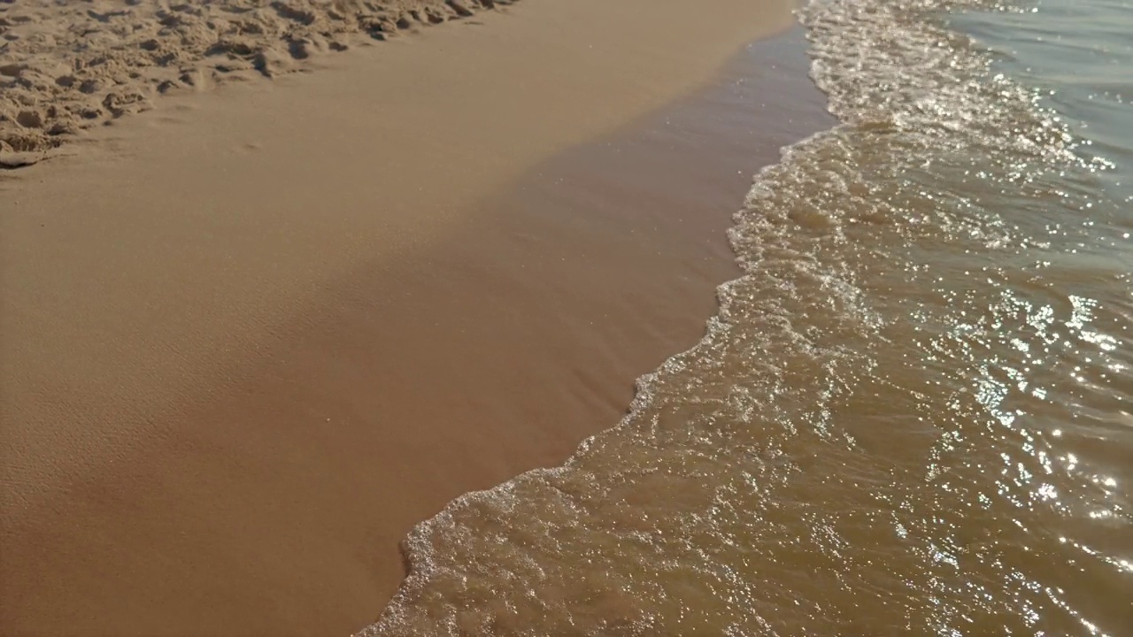 小浪，软浪在沙滩上打开视频，文字空间视频素材