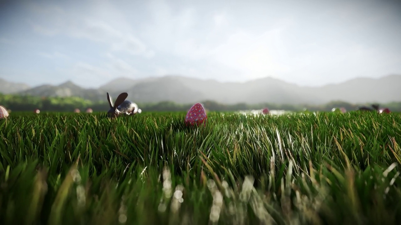 巧克力兔子和复活节彩蛋散落在绿色的草地上视频下载