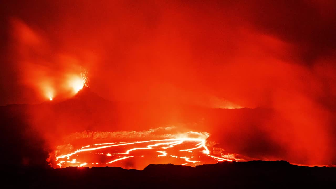 时间流逝——夏威夷活火山火山口熔岩湖的炽热光芒视频下载