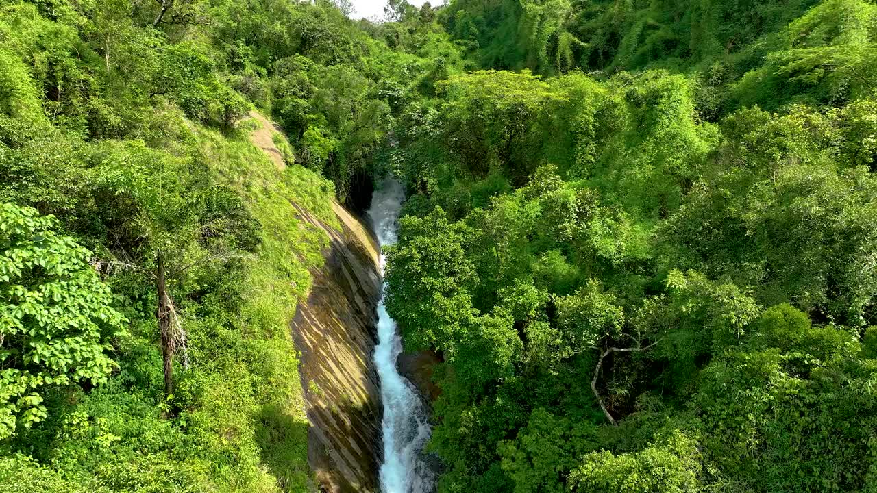 印度卡纳塔克邦古尔苏拉比/苏拉比瀑布的航拍图视频下载