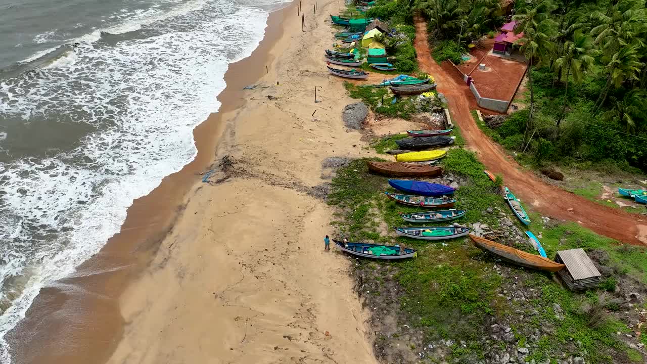 渔船停靠在甘格利的海滩上视频下载