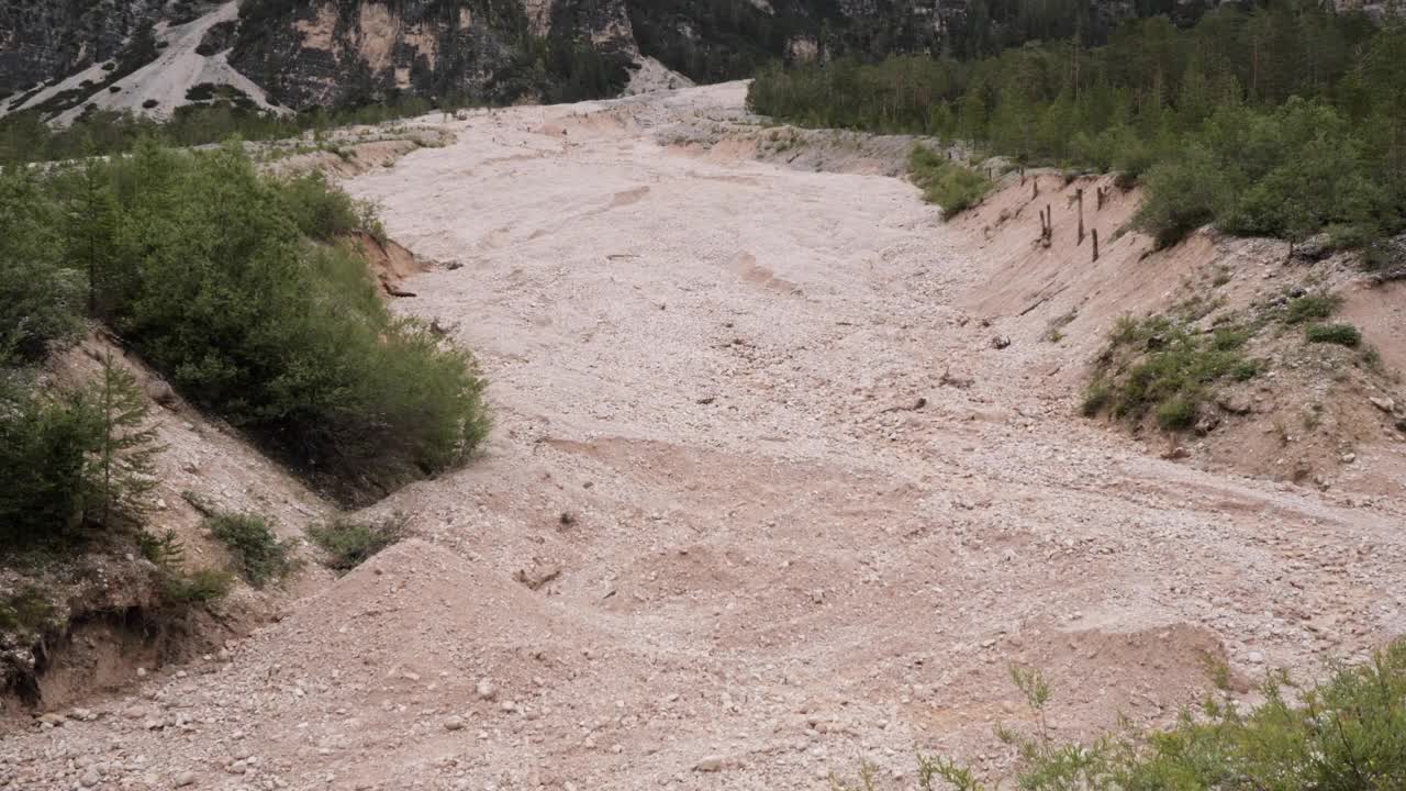 多云的夏日，意大利阿尔卑斯山脉的碎石路视频下载