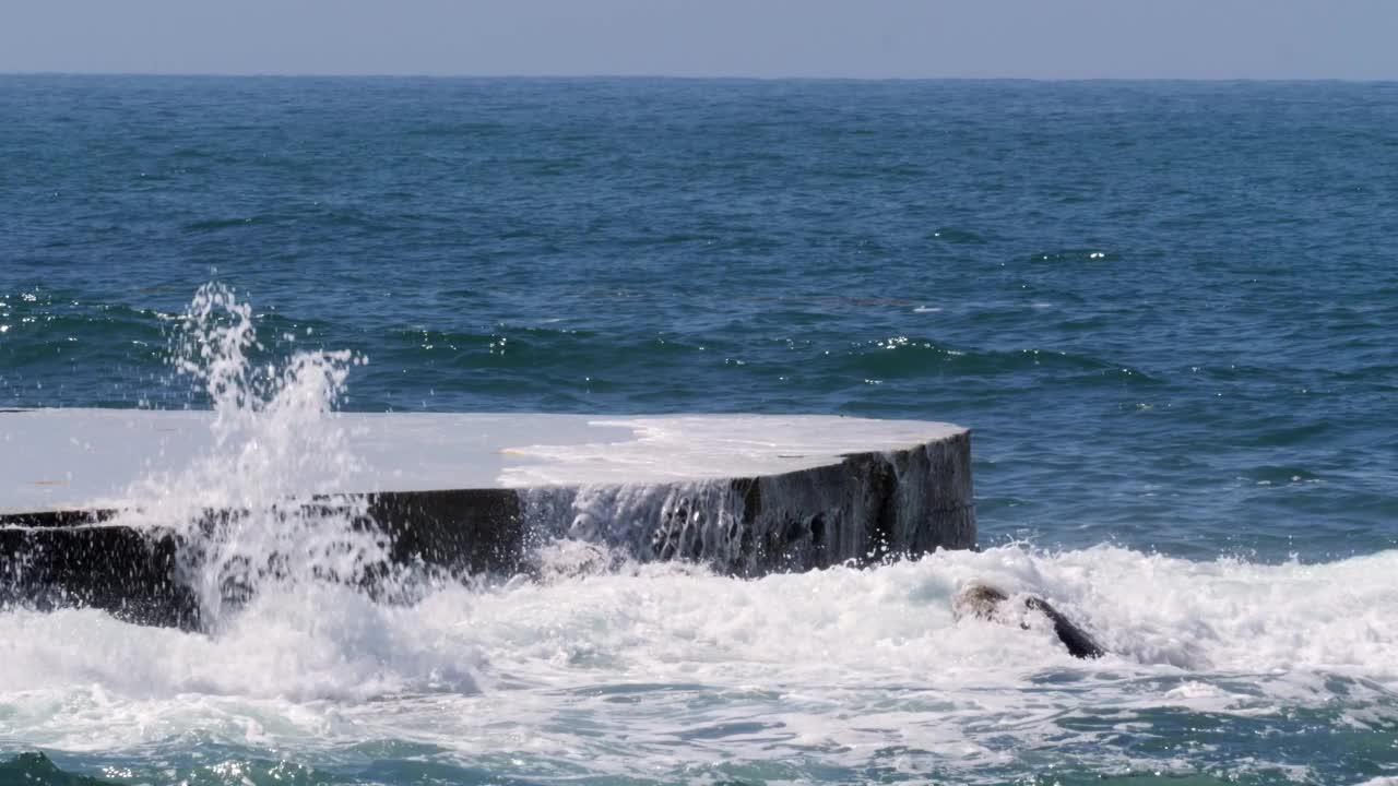 海浪冲击着海边的平台，特写镜头视频下载