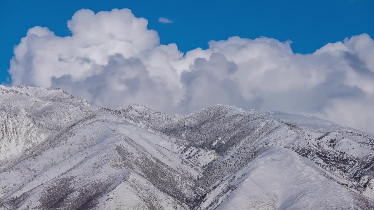 时间流逝——犹他州雪山上的云视频下载