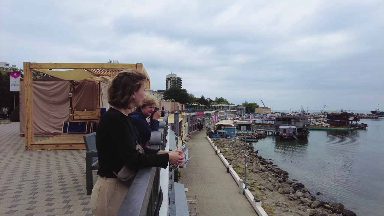 女人们在黑海沿岸散步视频素材