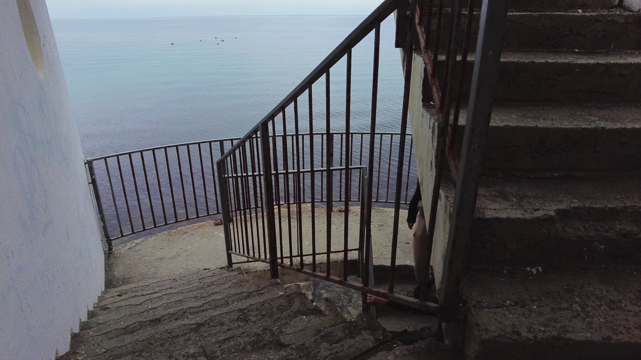 女人们在黑海沿岸散步视频素材