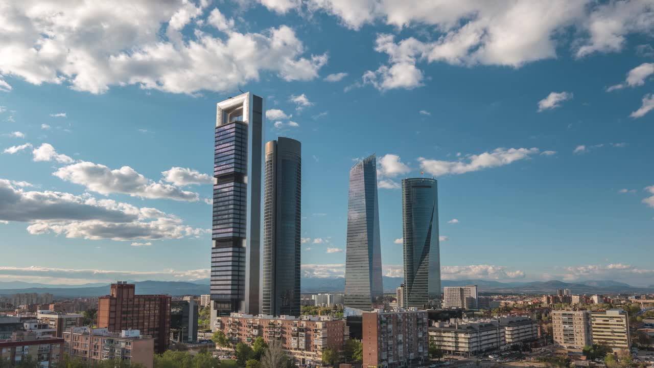 马德里西班牙延时4K，城市天际线延时在金融区四塔视频素材