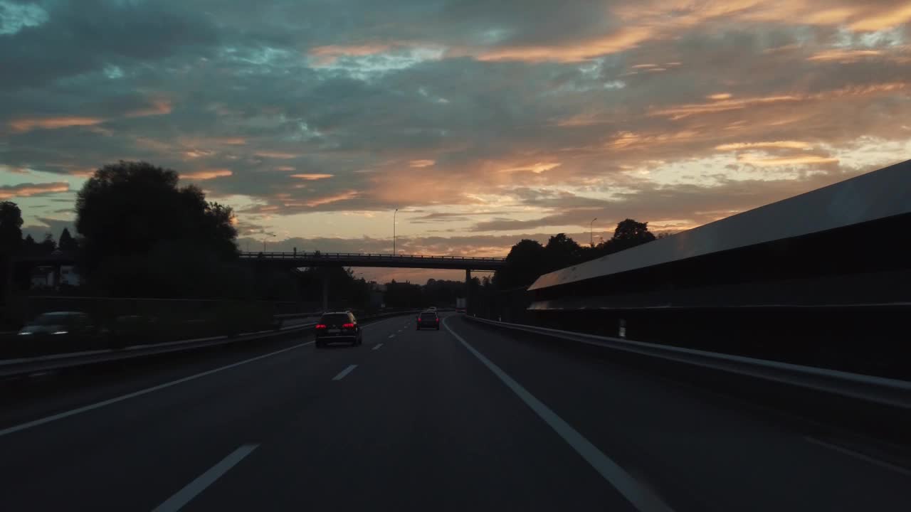 pov驾驶在苏黎世附近的A1高速公路日落视频下载
