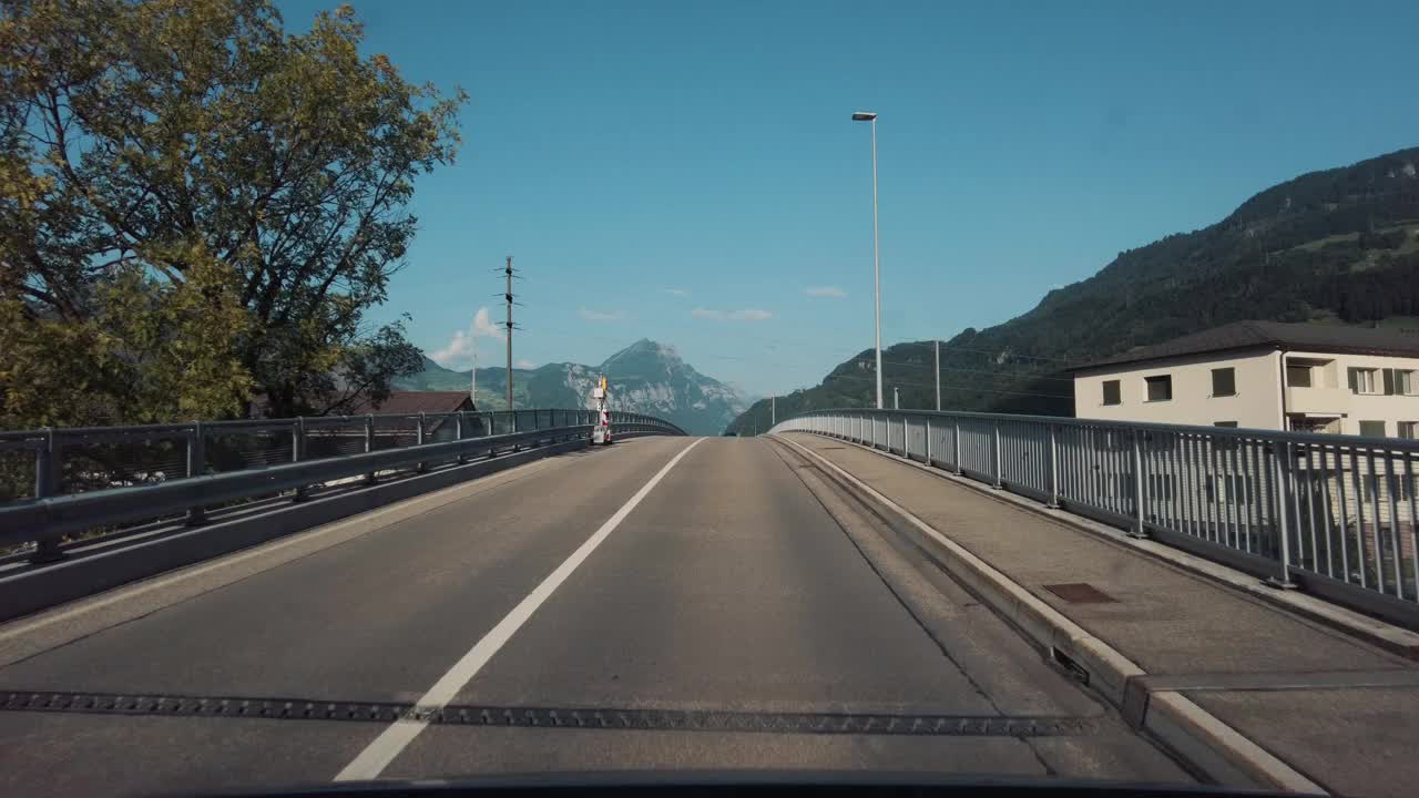 pov在Walensee附近的A3高速公路日落行驶视频下载