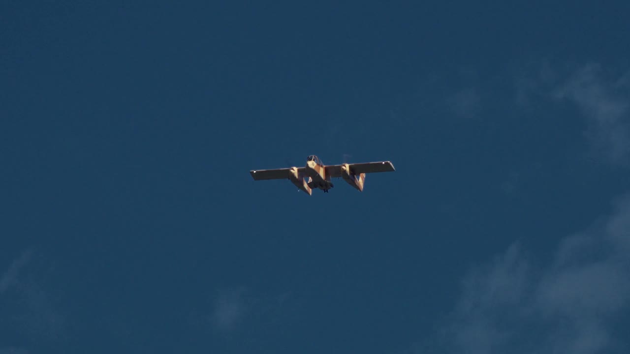 Ov-10B野马在山谷中飞行视频下载