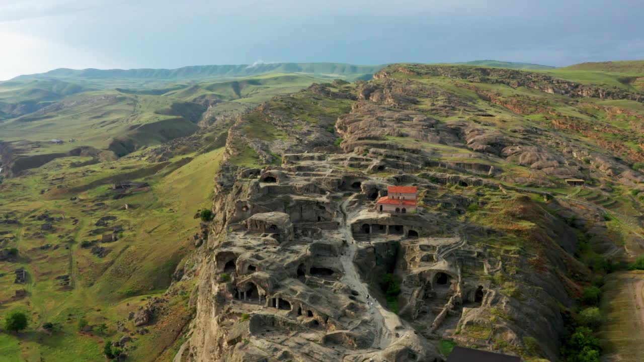 黄金时间-格鲁吉亚的Uplistsikhe洞穴城的空中无人机视图视频下载