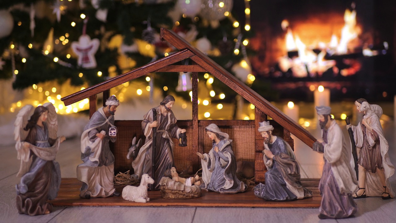 圣诞树附近的气氛灯光下的耶稣基督诞生场景视频下载