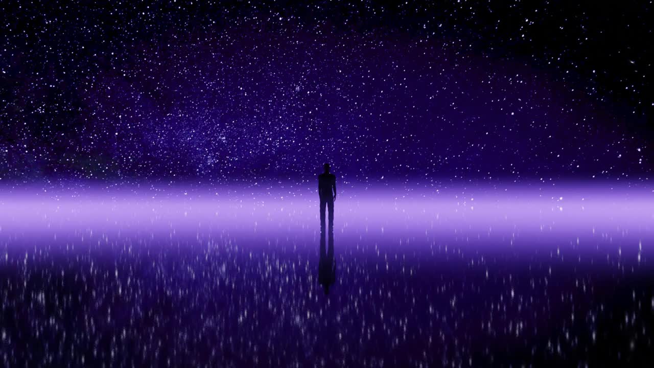 一个人站在紫色的镜面湖上，反射着星星和银河视频下载