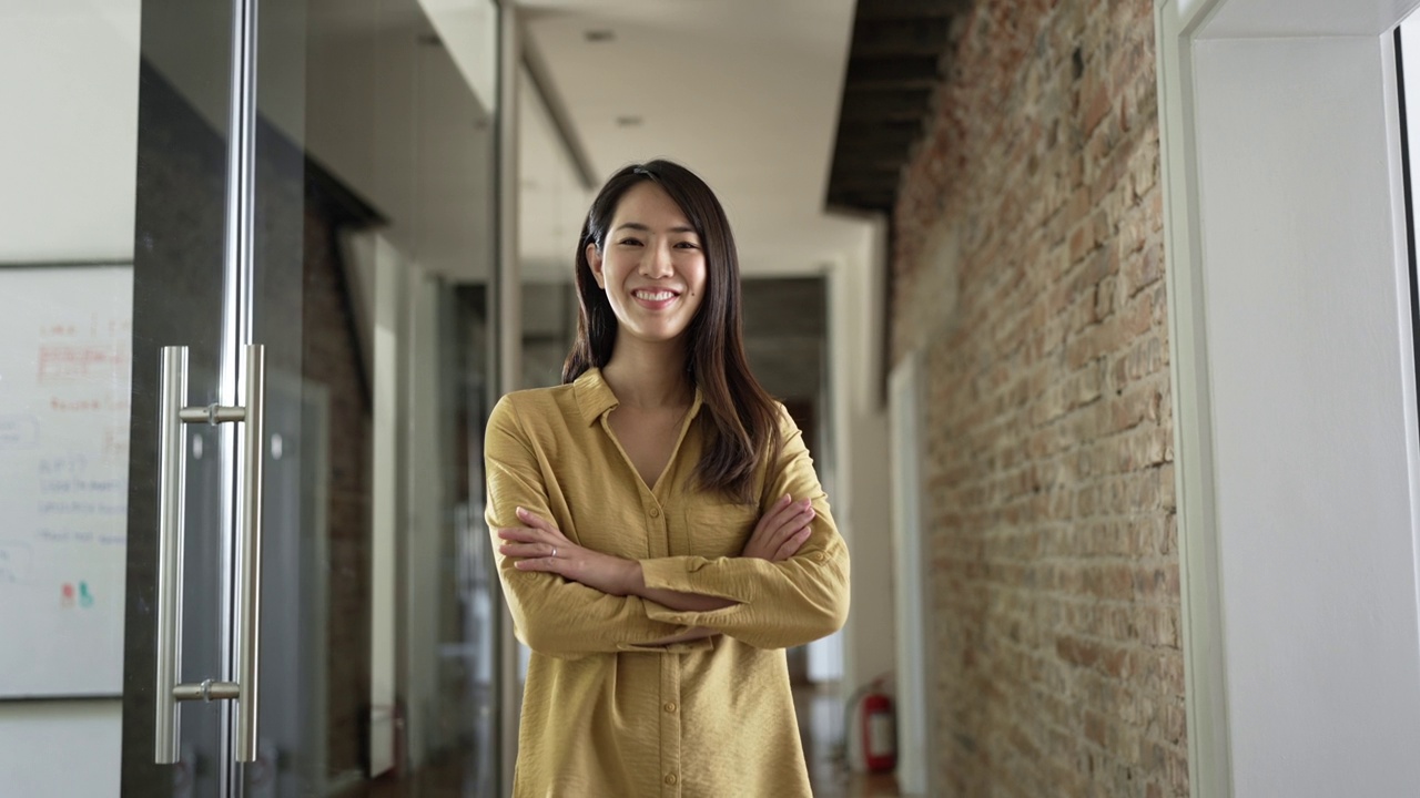 办公室里微笑的年轻日本女商人的肖像视频下载