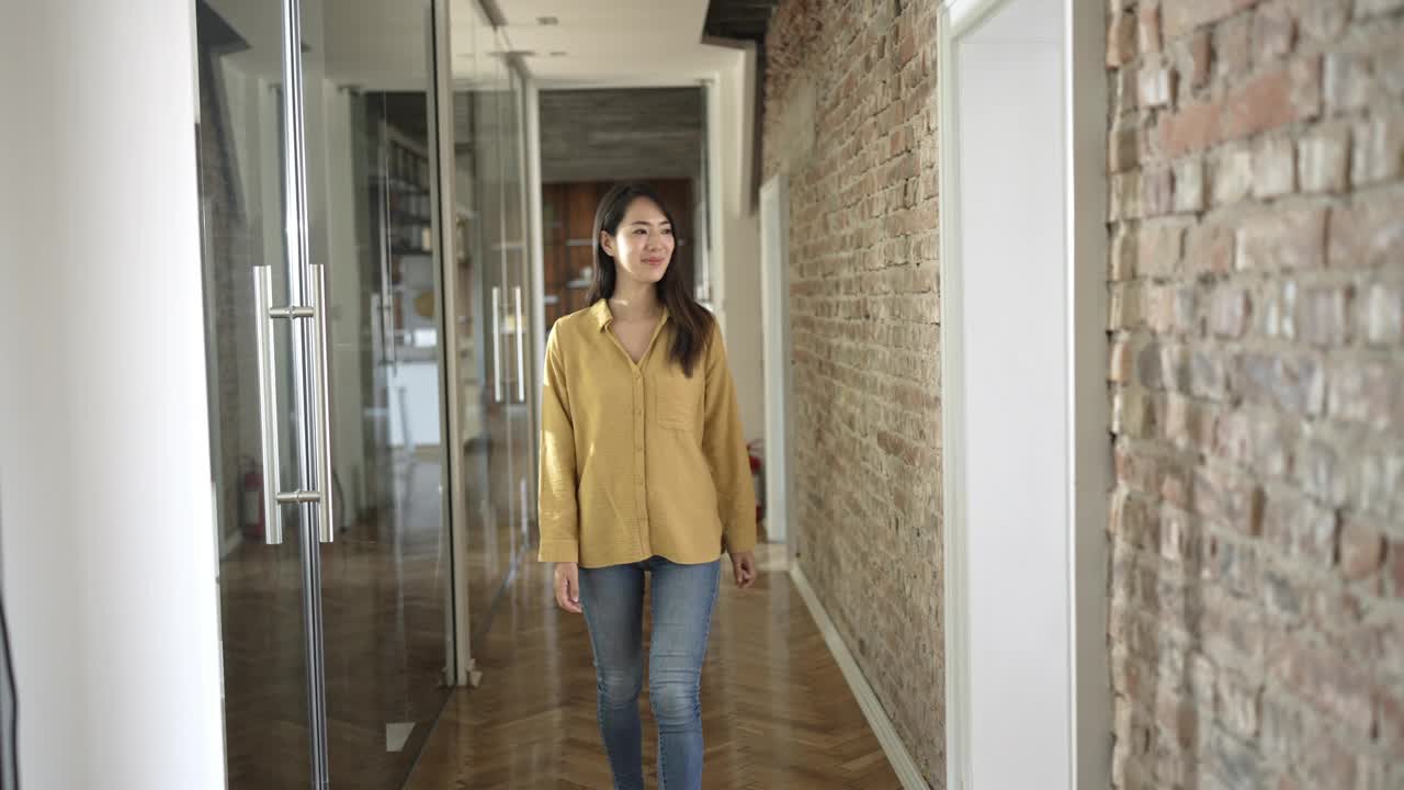 办公室里微笑的年轻日本女商人的肖像视频下载