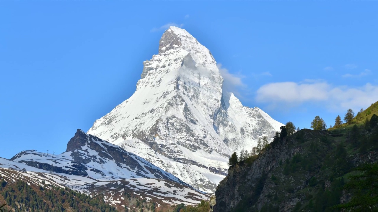瑞士阿尔卑斯山与马特洪峰在晴朗的日子在瑞士采尔马特的看法视频下载