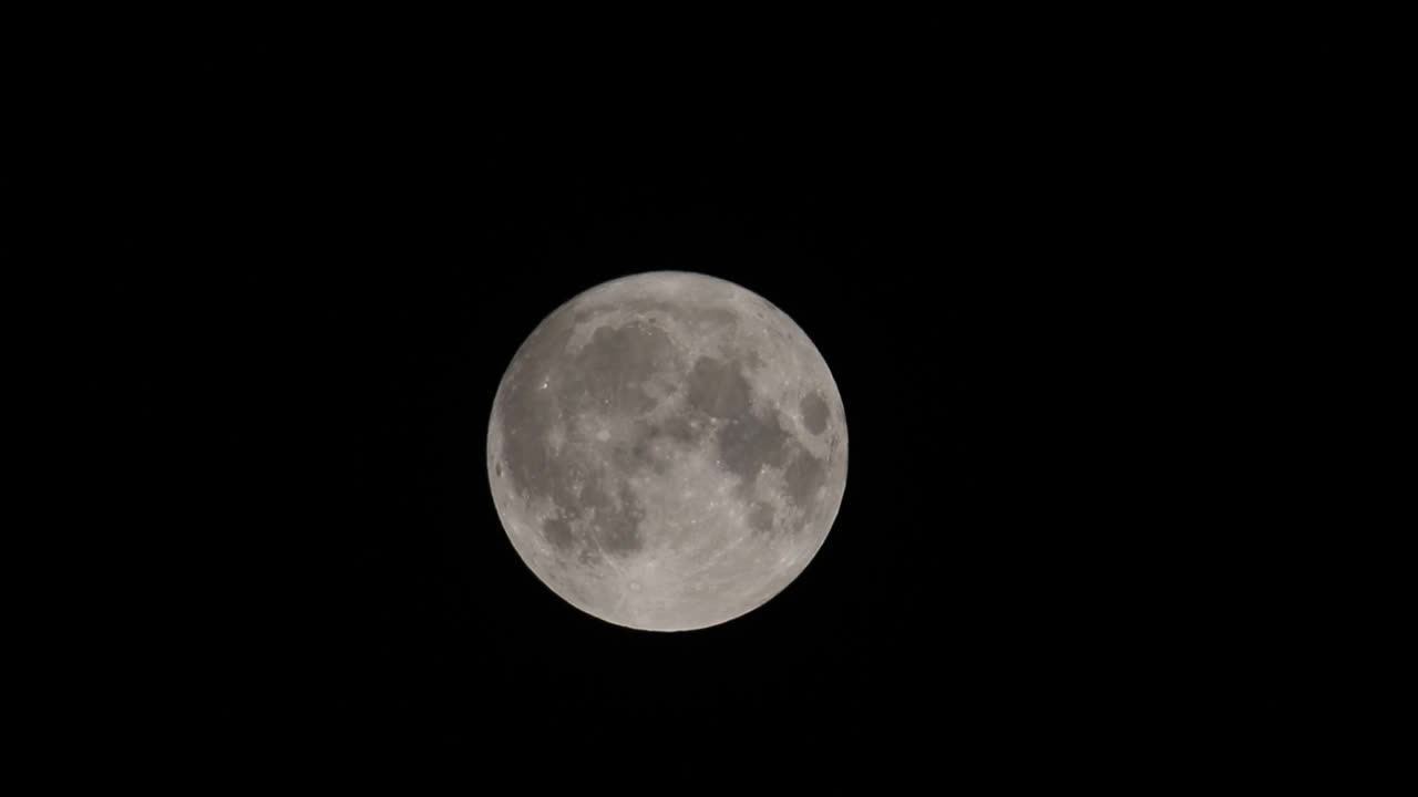 2023年8月30日，在英国赫特福德希思看到的全蓝超级月亮。视频下载