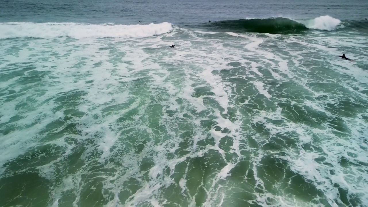 从上面俯瞰海洋边缘的破浪视频下载