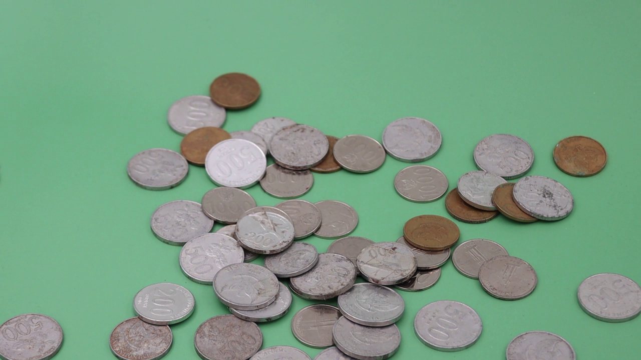 印尼盾硬币掉落绿屏背景视频下载