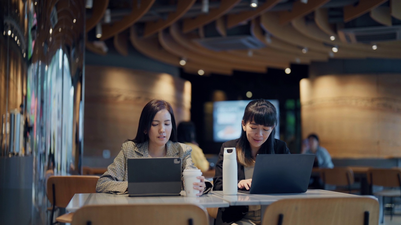 一群女商人在现代化的办公空间里开会和工作视频下载