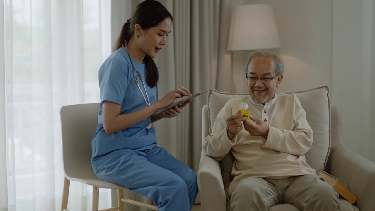 看护人或护士在家访时向老年妇女解释治疗方法，并在卧室里倾听老年男子的心跳视频下载