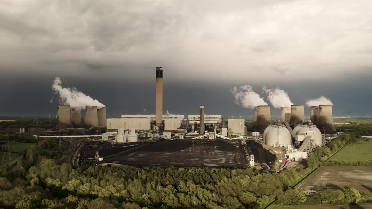 一个肮脏的燃煤电厂的4K航拍画面视频素材