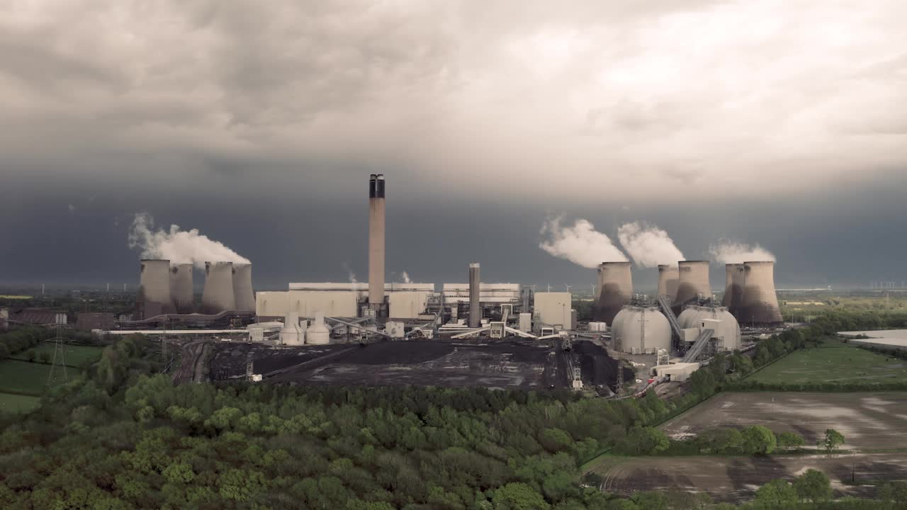 一个肮脏的燃煤电厂的4K航拍画面视频素材