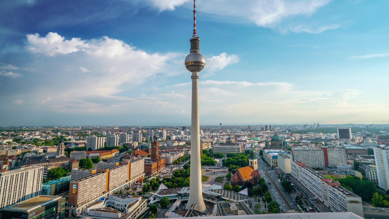随时间流逝的柏林城市景观与电视塔，柏林芬瑟图姆。德国、欧洲。多云的天空。视频下载