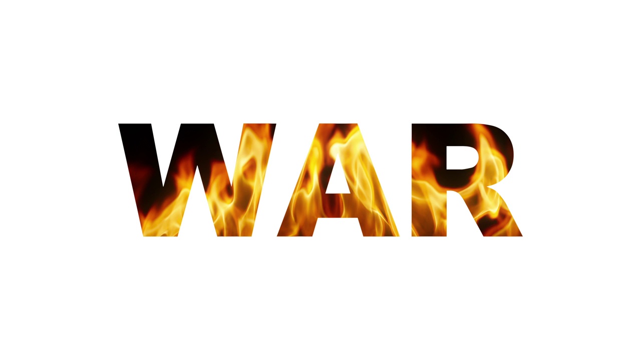 “战争”一词在黑白背景上熊熊燃烧。燃烧的信件。视频下载
