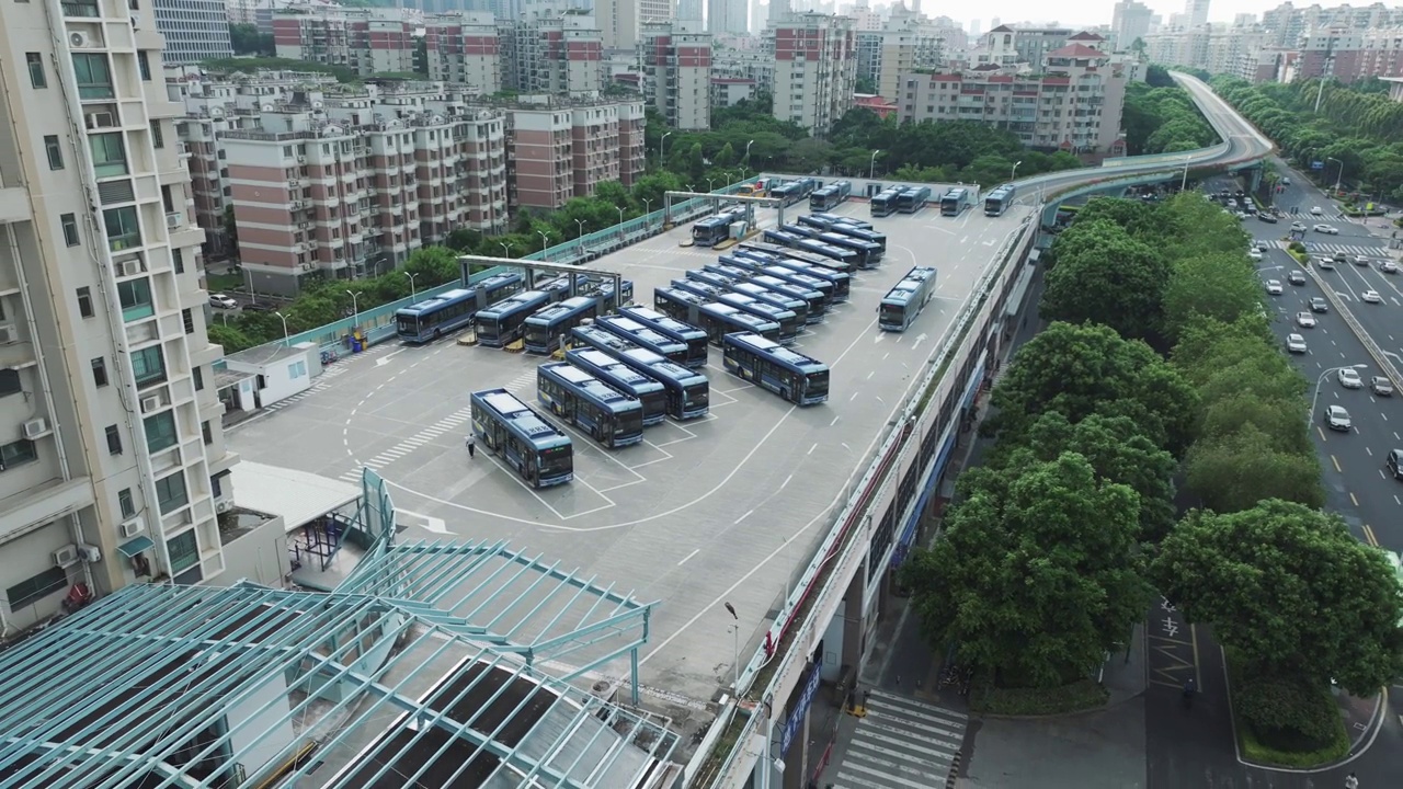 城市电动公交车站的高角度视图视频下载