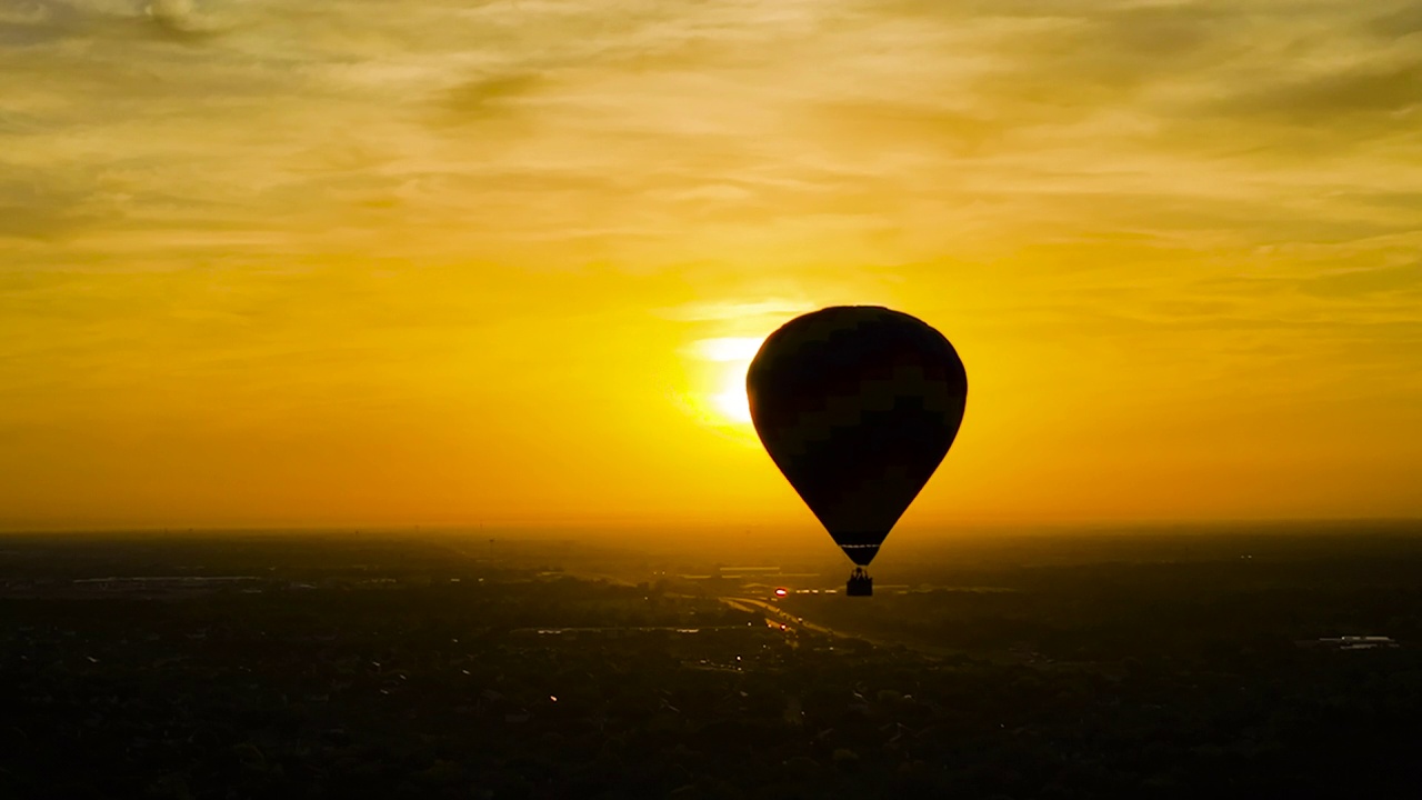 经过太阳的热气球视频素材