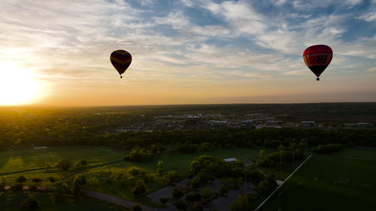 两个热气球悬挂在美丽的日出视频素材