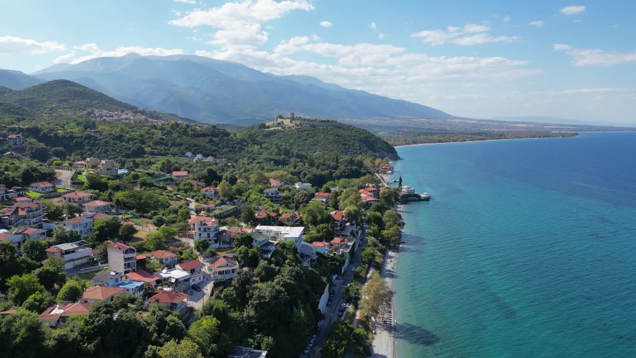 希腊爱琴海沿岸的普拉塔莫纳斯城堡鸟瞰图视频下载